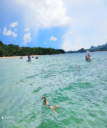 swimming in sakatia island